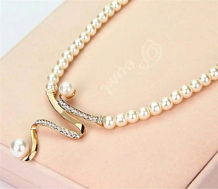 Necklace and earrings set with natural pearls