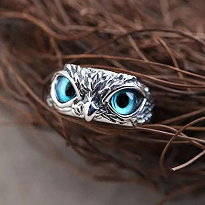 Owl of good luck ring in silver and opal