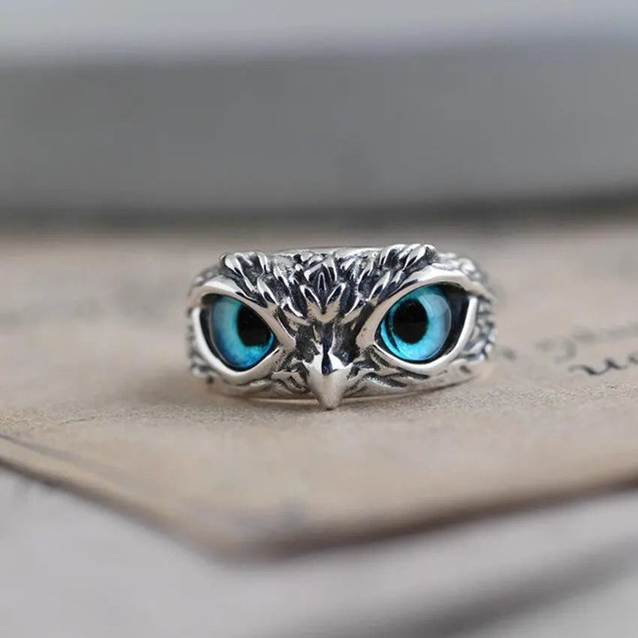 Owl of good luck ring in silver and opal