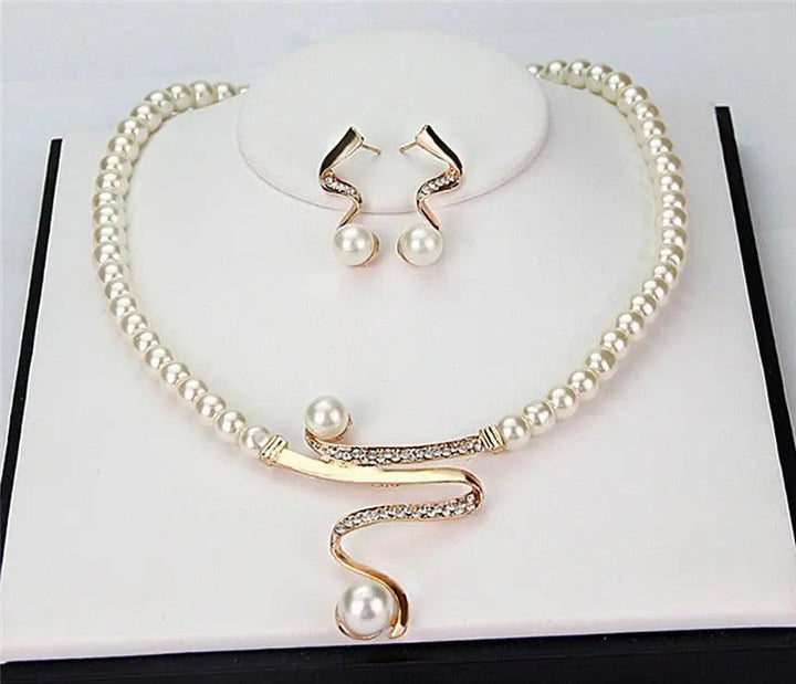 Necklace and earrings set with natural pearls